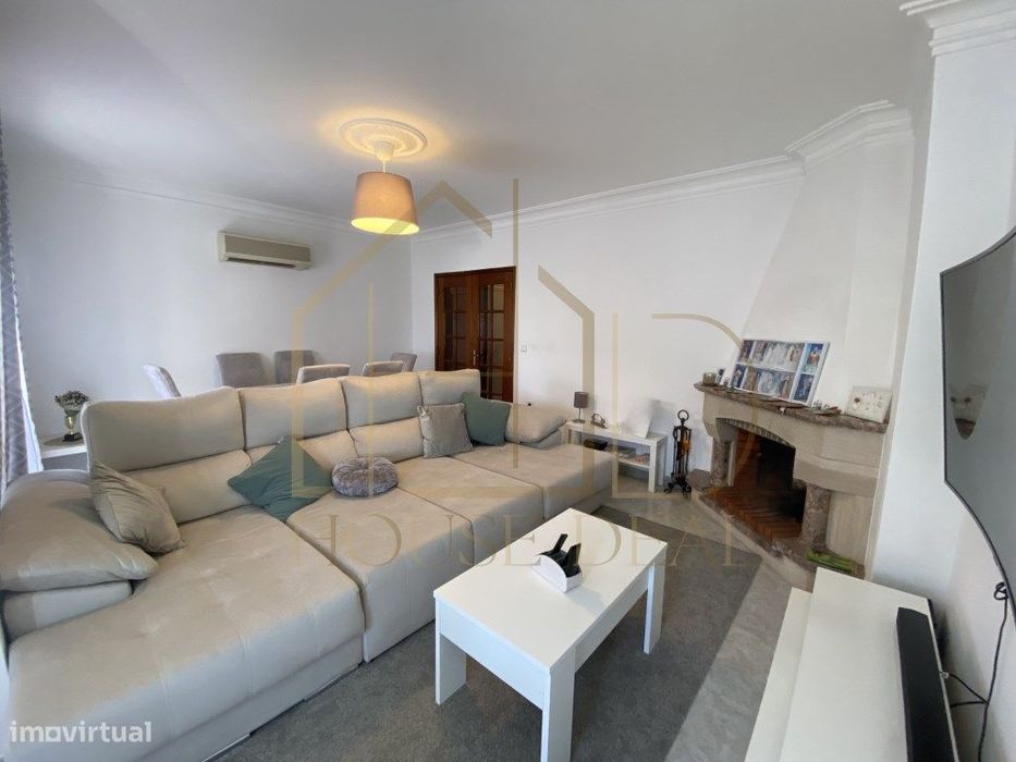 Apartamento T3 com áreas generosas no Centro da Moita