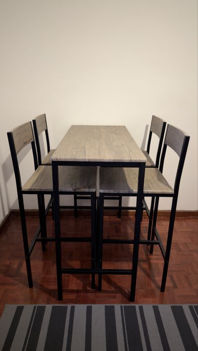 Mesa alta com 4 cadeiras – estilo industrial