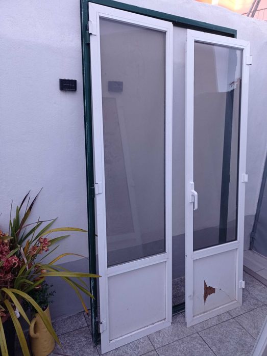 Duas portas sem fechadura