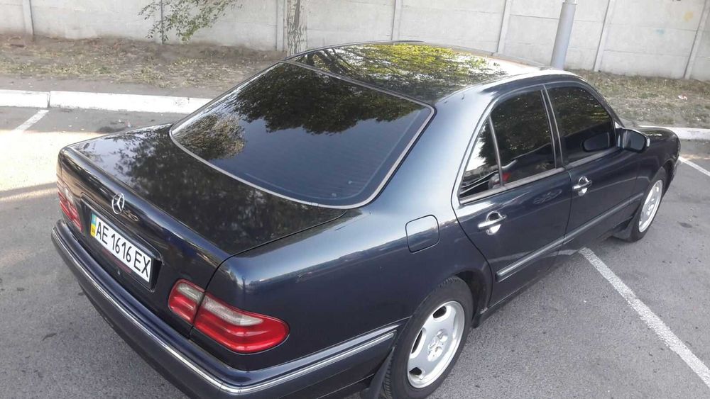 автомобіль Mercedes-Benz E240
