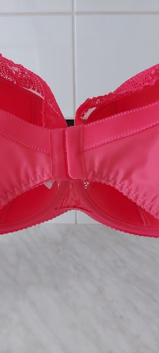 Biustonosz nowy - malinowy zapinany na 3 chaftki