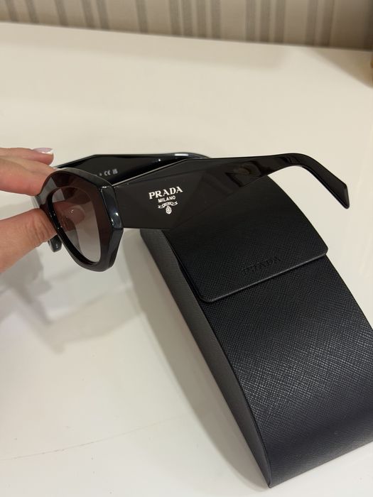Сонцезахисні окуляри prada