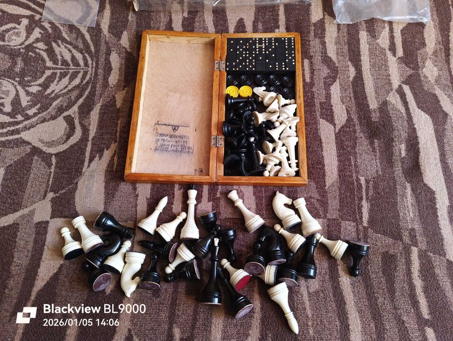 Шахматы,шашки,домино карболит - времён СССР 1979 год,доска 36 на 36 см