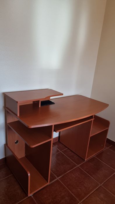 Secretaria em bom estado praticamente NOVA