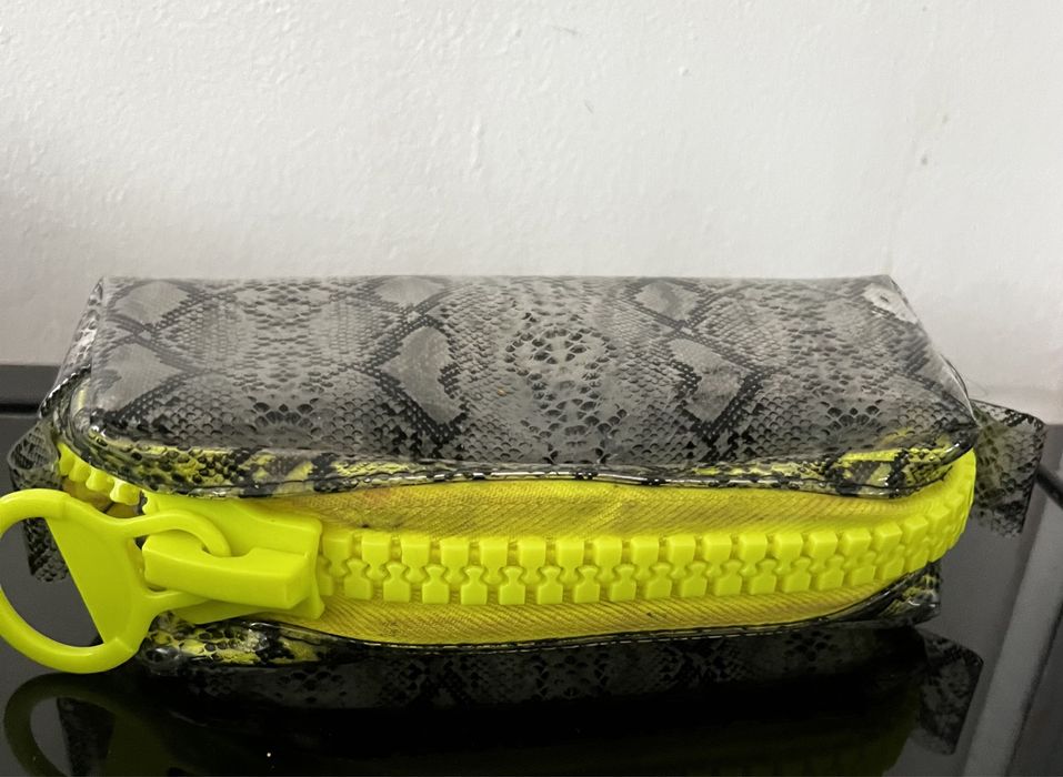 Piórnik z duzym zamkiem