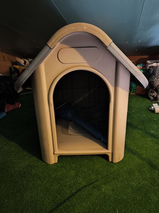 Casota para Cão em Plástico
Entrada,
41 x26. Fundo 60
Altura 66 cm
Largura 48 cm