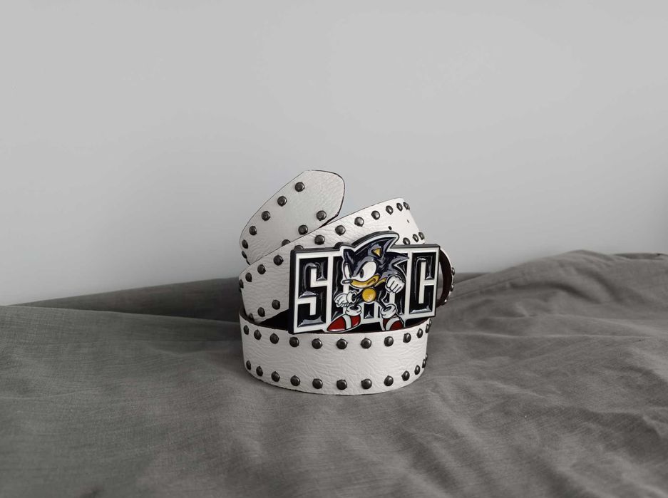 Biały pasek nity klamra Sonic