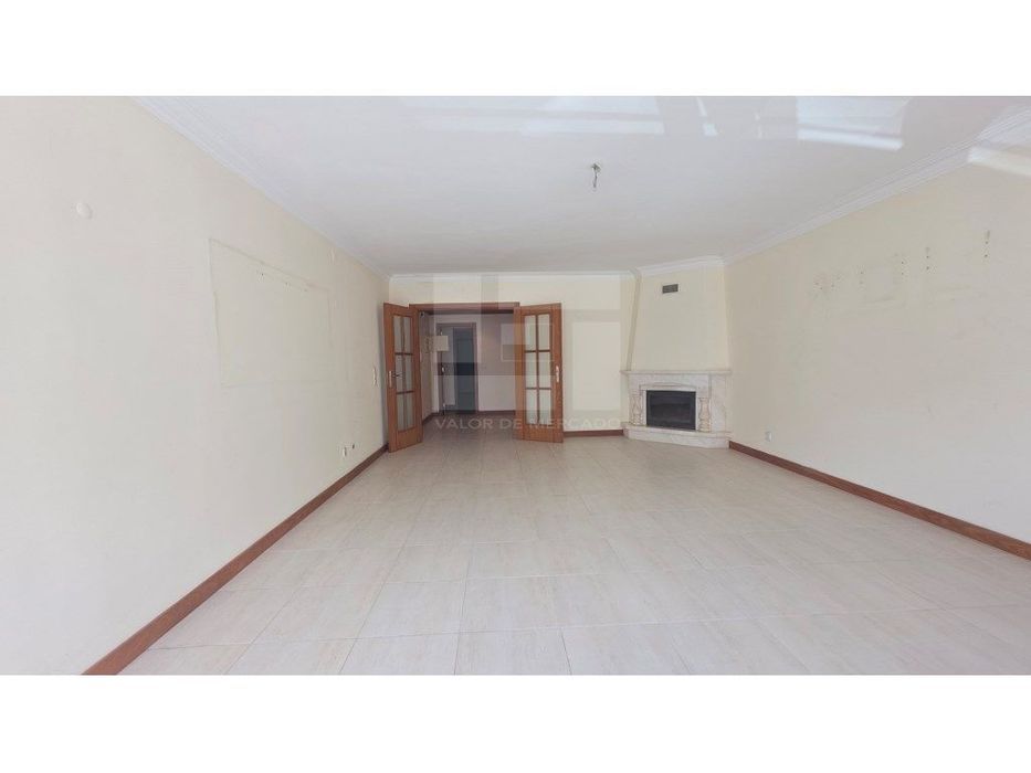 Apartamento T3 na Urbanização Alto da Mira, Amadora, com elevador.