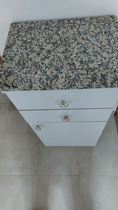 Móvel de apoio com pedra (opcional) – usado e funcional