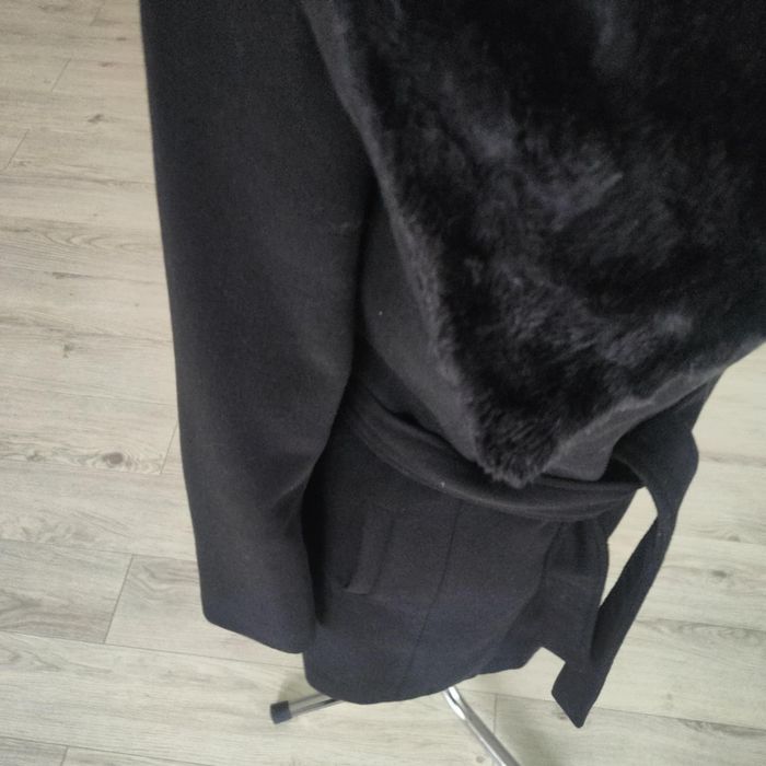 Krótki czarny płaszcz płaszczyk 34 mohito elegancki z futerkiem z kołn
