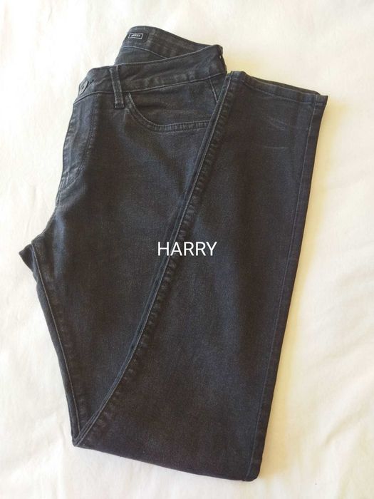 Vários modelos de calças de ganga da marca Tiffosi, para rapaz/homem