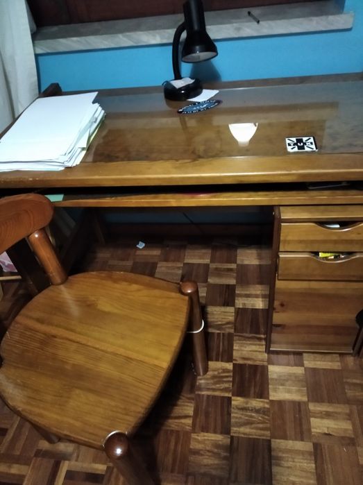 Estúdio para quarto em pinho mel com cama, mesa cabeceira, cómoda, etc