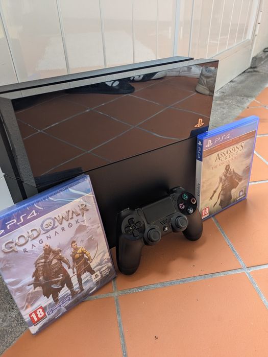 PlayStation 4 com 1 comando e 2 jogos