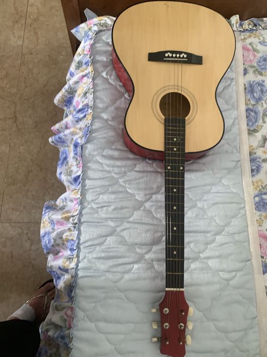 Guitarra em bom estado falta uma corda so