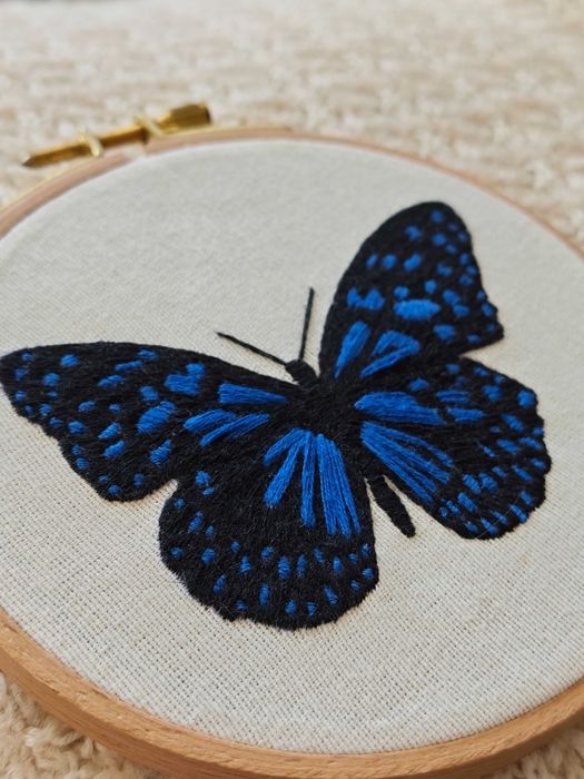 Tamborek z ręcznym haftem, motyl, dekoracja ścienna