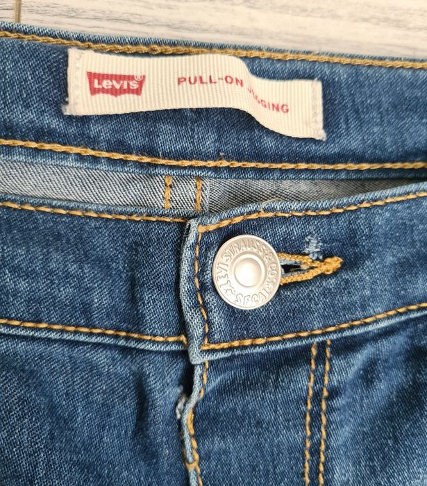 Levi Straus & Company jeansy