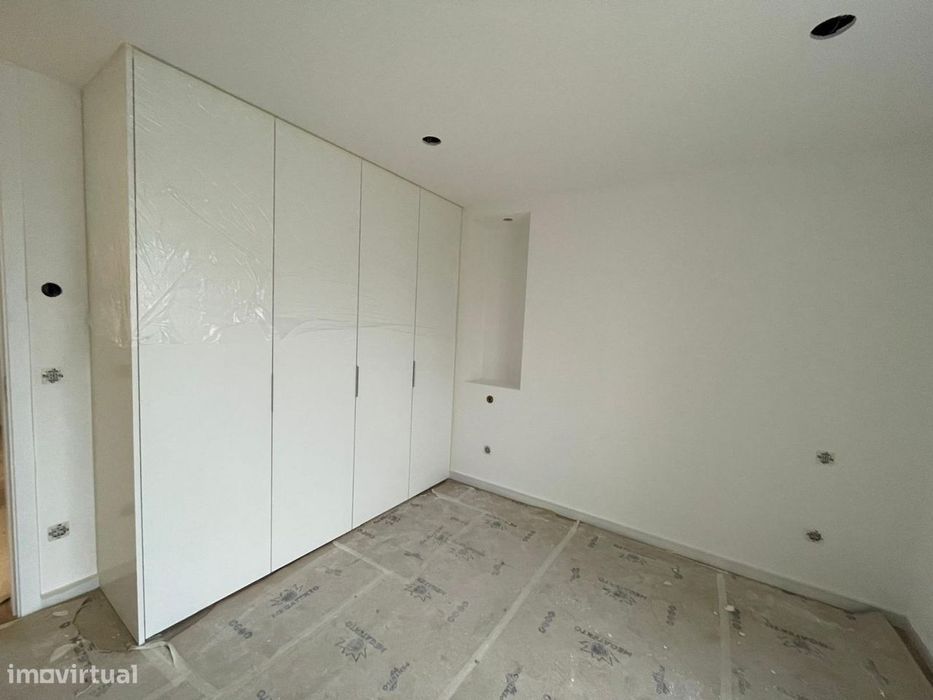 Apartamento NOVO com 2 lugares de garagem e terraço