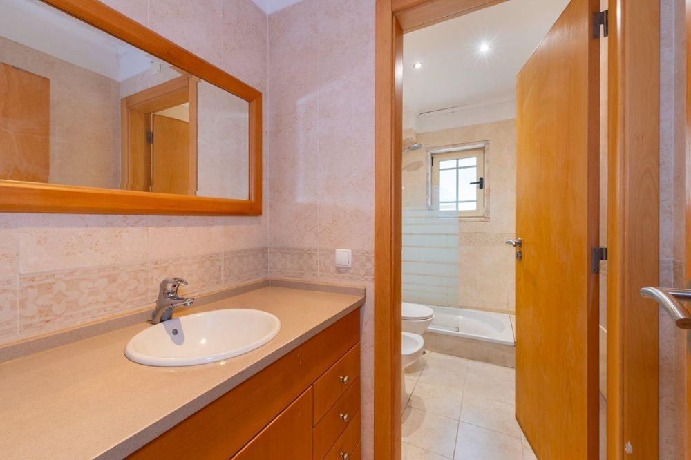 Moradia independente à venda em Aroeira - Almada.