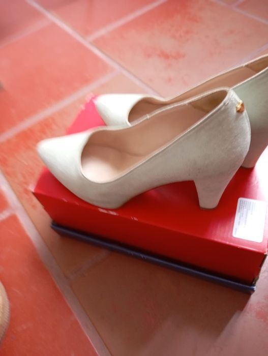 Vendo estes sapatos a 3 euros cada estão em muito bom estado