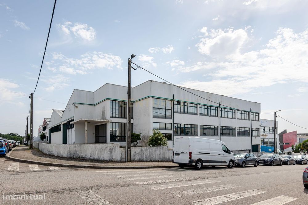 Armazém Gaveto em Grijó/Vila Nova de Gaia com 2.555 m² Zona Industrial