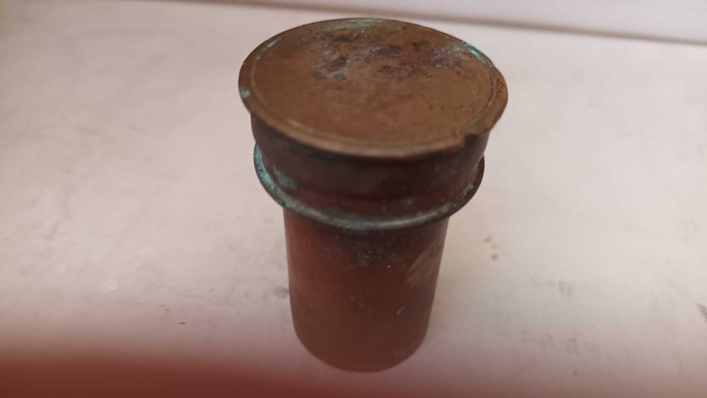 Binóculo em latão redondo "muito antigo"