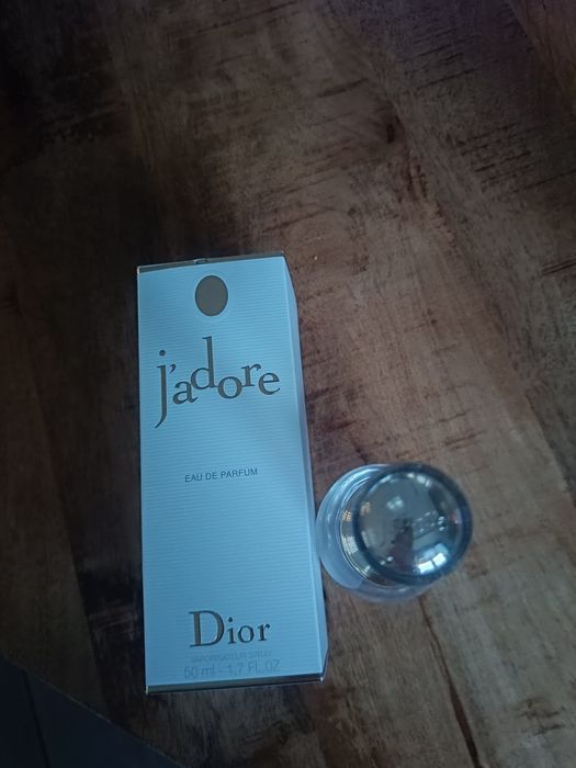 Flakon i kartonik po perfumie Dior Jadore