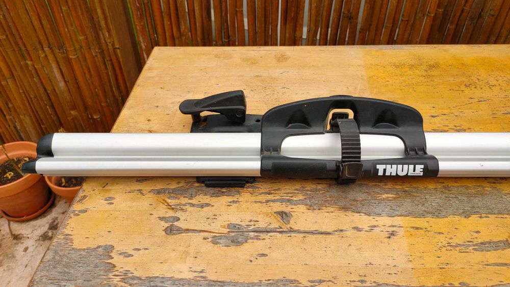 Thule OutRide 561 — Fork-Mount Roof Bike Carrier (carbon-safe)