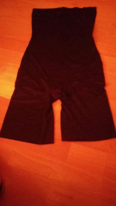 czarne lub bezowe body.