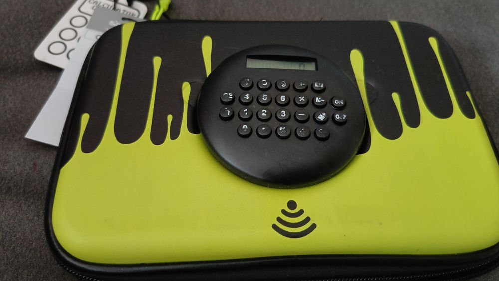 Piórnik Sinsay z kalkulatorem.