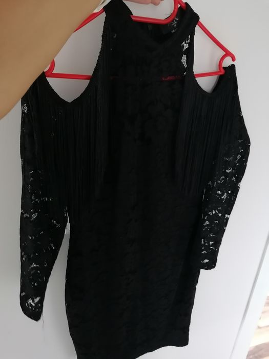 Sukienka czarna koronkowa z odkrytymi ramionami M