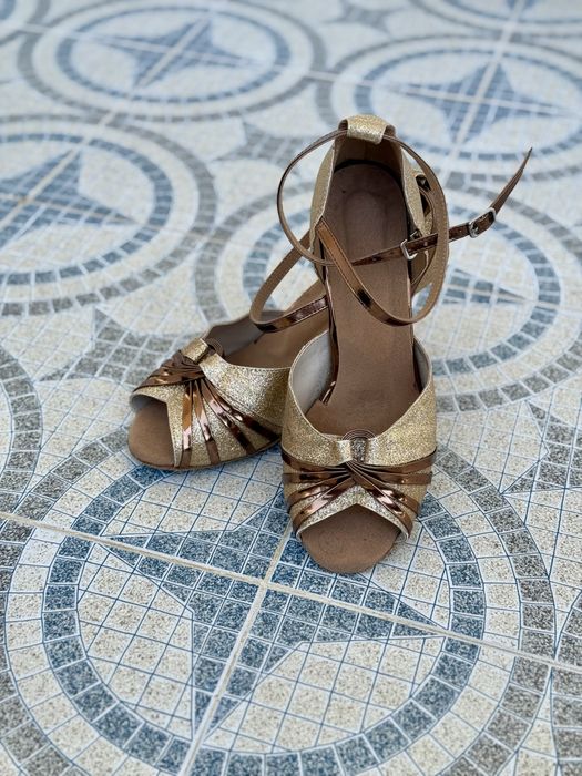 Sapatos de Salto Alto Dourados