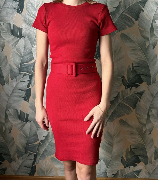 Плаття з поясом червоне