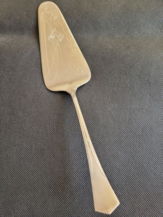 Posrebrzana ozdobna łyżka do ciasta tortu.