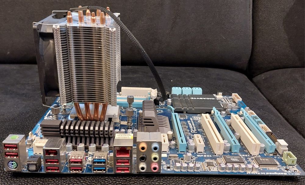 GIGABYTE GA-990XA-UD3  + cooler + AMD FX 6300
Procesor AMD FX-6300