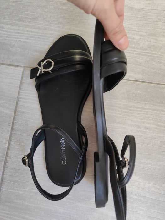 Czarne płaskie sandały skórzane Calvin Klein 38