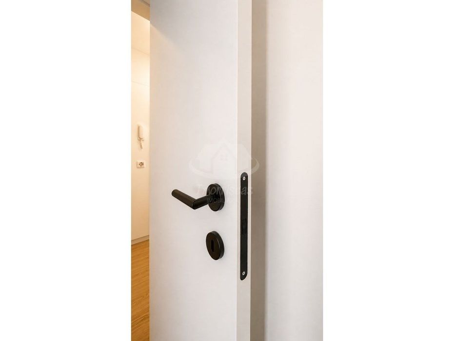 Apartamento T2 remodelado com cozinha equipada e despensa, em Odivelas