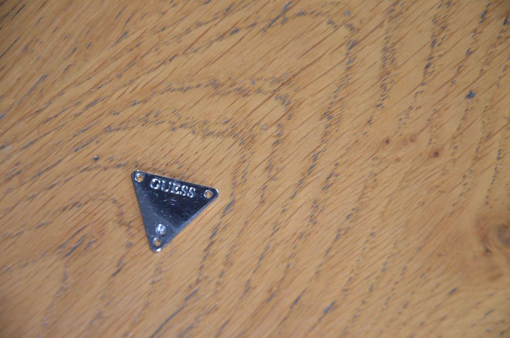 Guess przypinka zawieszka brelok