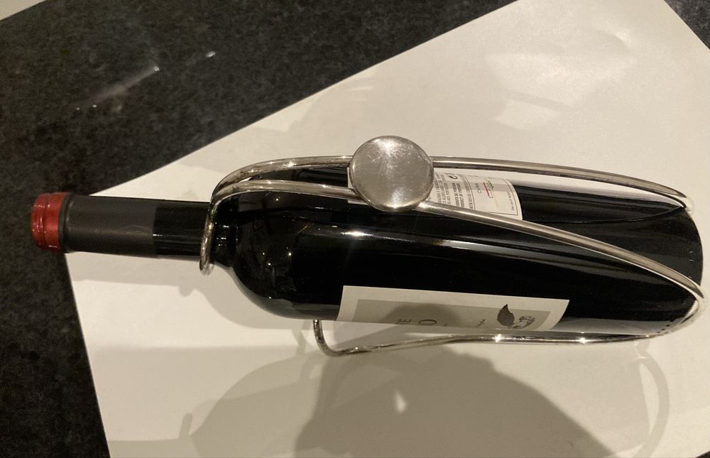 Suporte para servir vinho, em casquinha, novo, muito elegante.