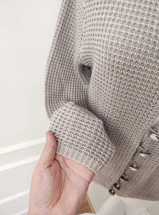 Szary kardigan z ozdobnymi guzikami i okrągłym dekoltem wiosennyS 36