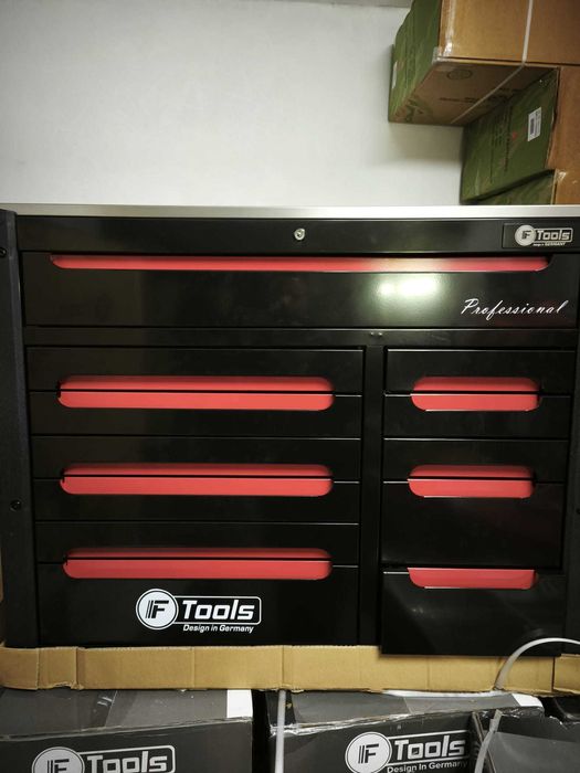 Carrinho de ferramentas com 12 gavetas 10 completas com ferramentas.