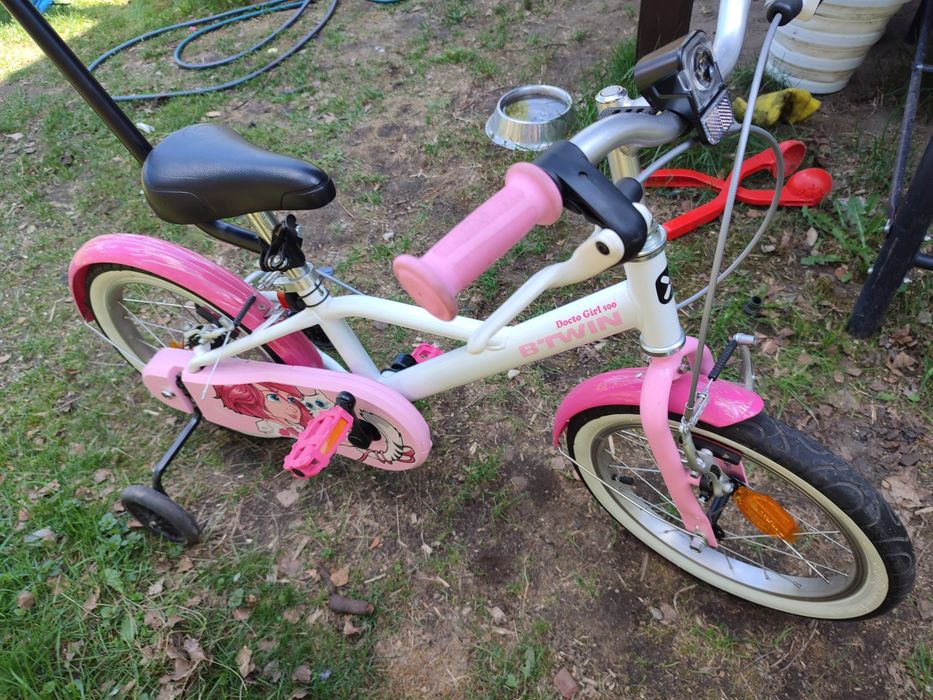 Btwin rowerek różowy z bocznymi kółkami