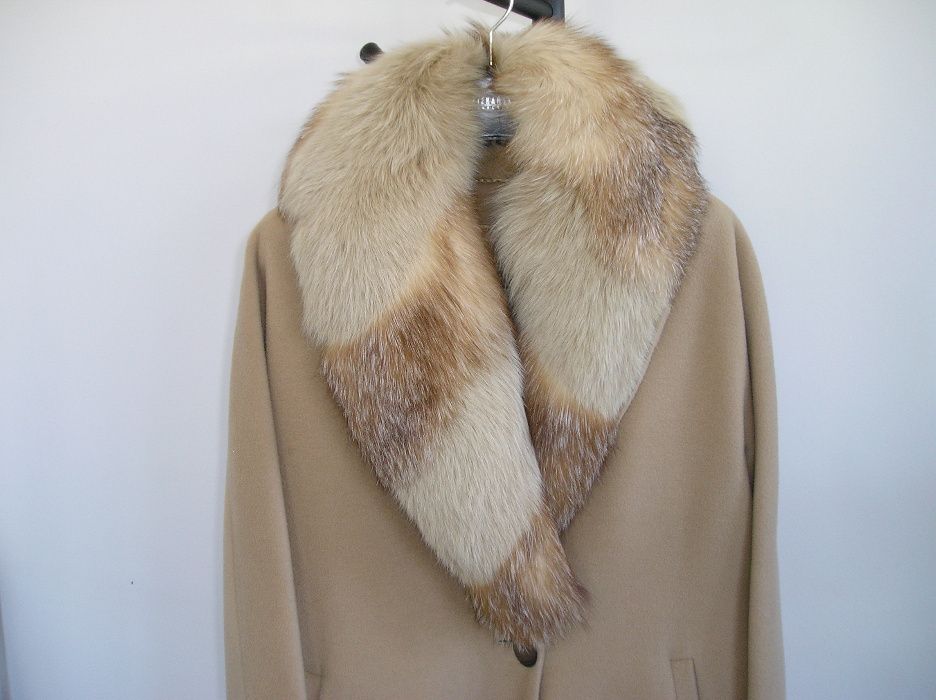 Wełniany płaszcz z pięknym futrzanym kołnierzem