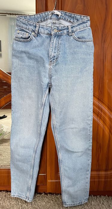 Джинси з низу звужені