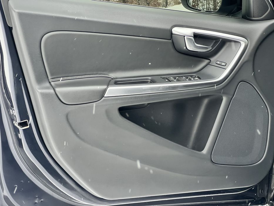 Volvo v60 2.0 4D Автомат Не фарбована