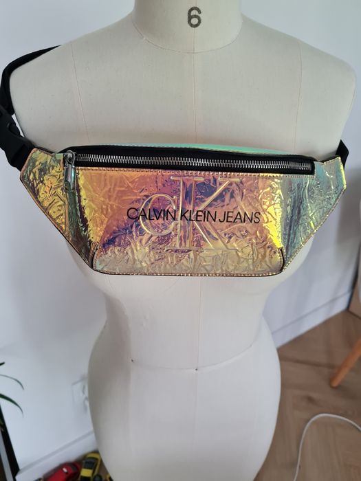 Miesiąca się wieloma kolorami nerka Calvin Klein