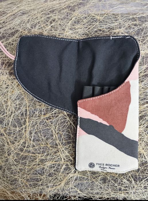 Bolsa para pincéis de maquiagem mais Pincel para aplicação de Fond de Teint da Yves Rocher