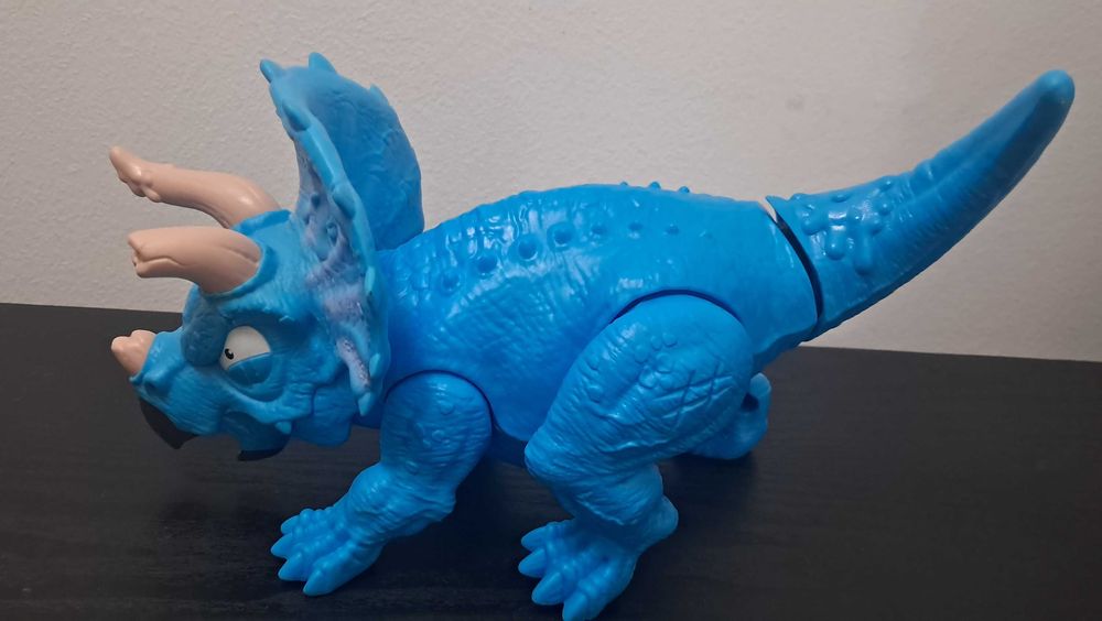 dinossauro triceratops grande