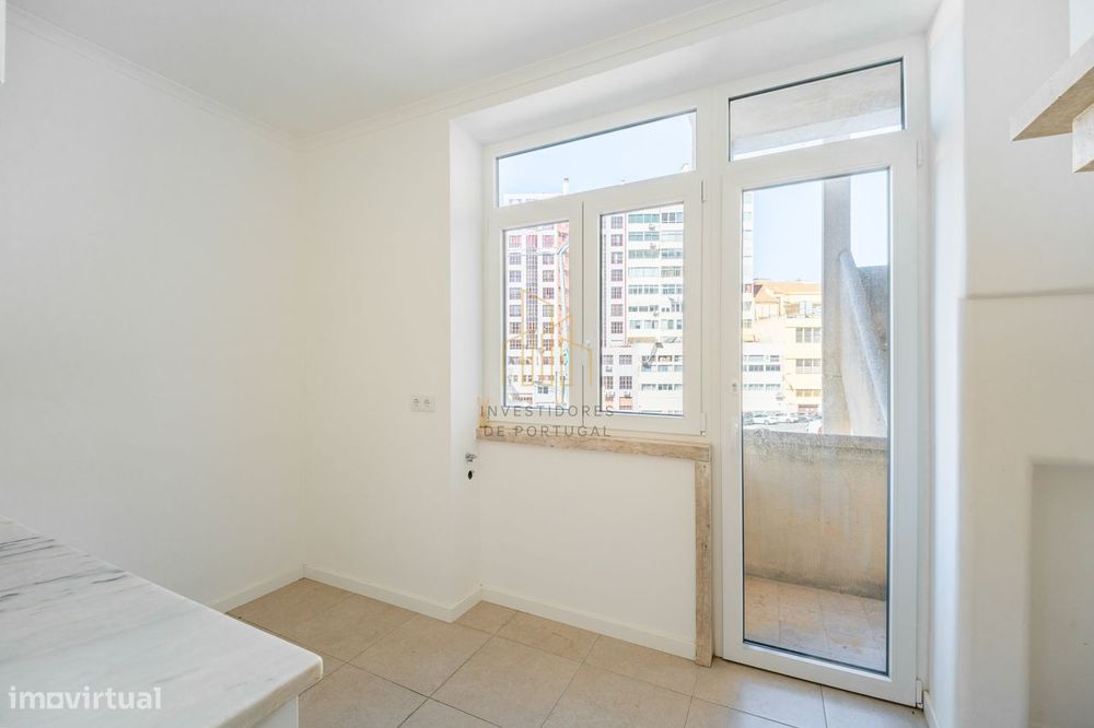 Apartamento T4 Remodelado em Campolide