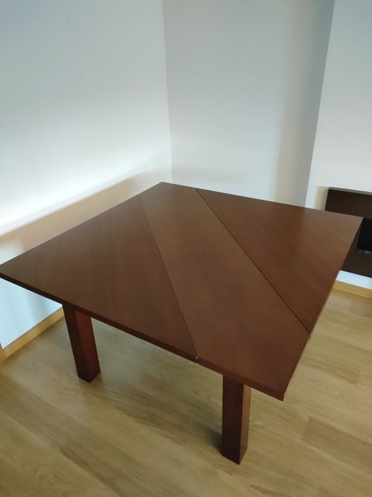 Mesa da sala + 3 cadeiras  em madeir URGENTE a cerejeira