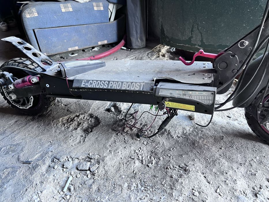 Trotineta eletrica desmontada